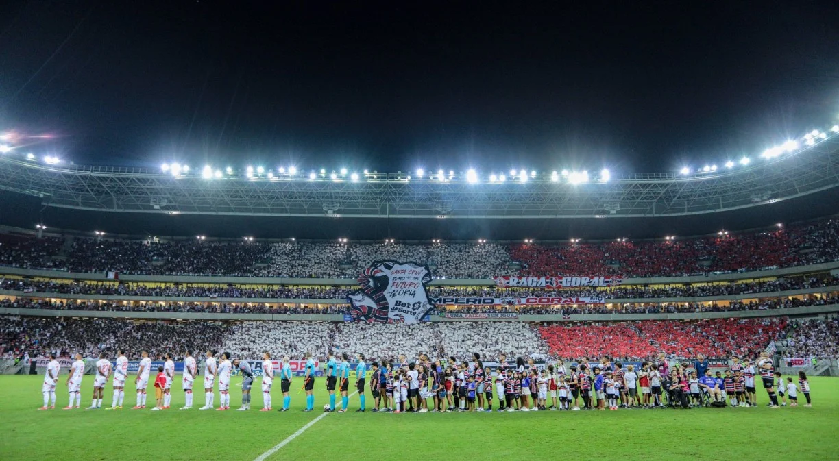 Torcida do Santa Cruz na Arena de Pernambuco
